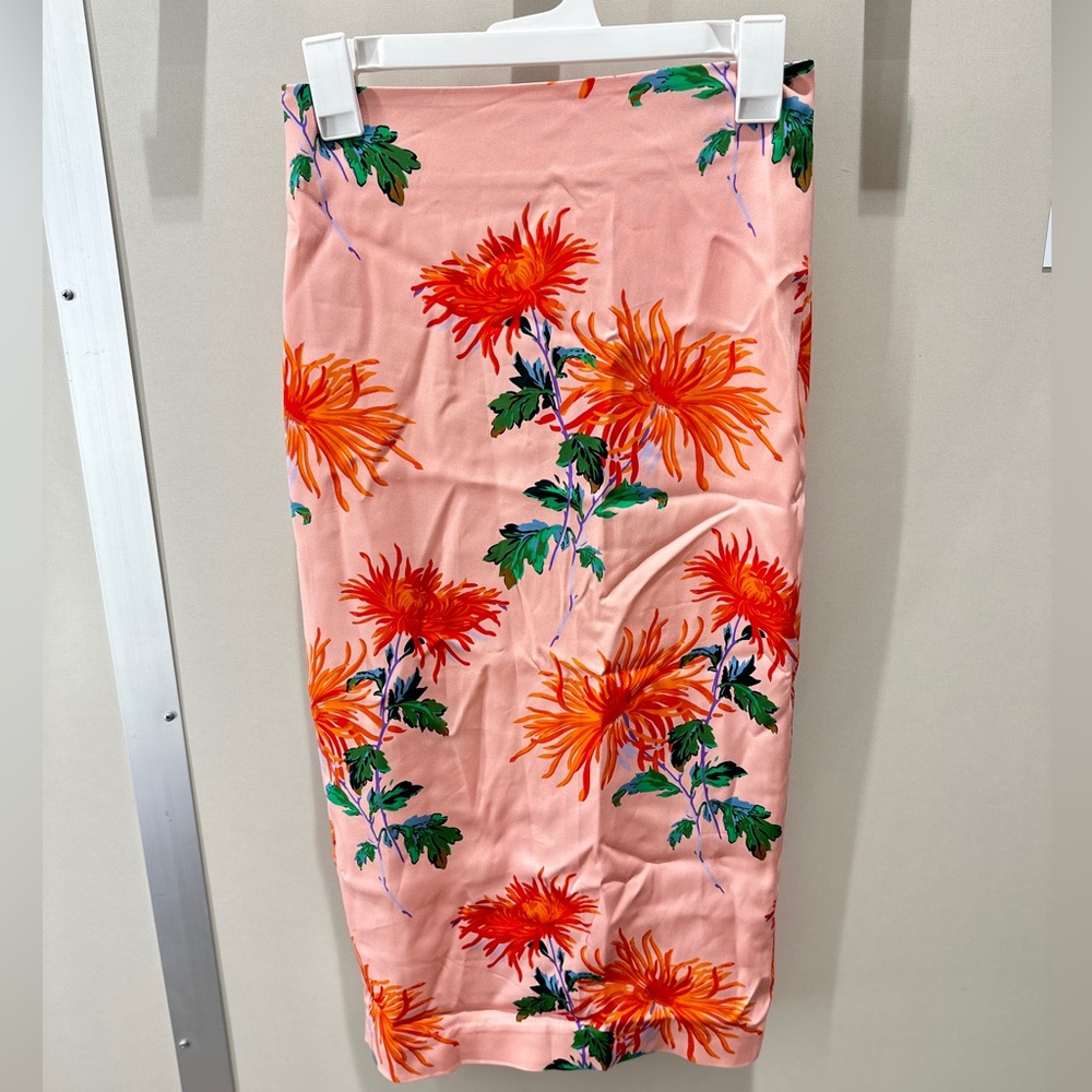 Diane von Furstenberg Pink Floral Print Midi Length Pencil Skirt size 2